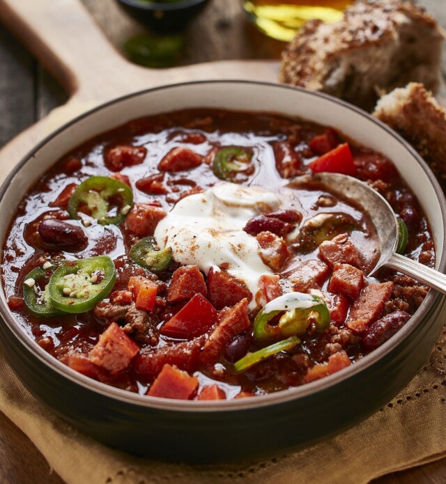 Chorizo and beef chilli with sour cream on top in a bowl